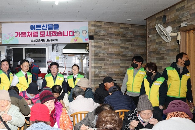 ▲ 포항시의회는 20일 오전 포항 남구 오천읍 소재 오천사랑나눔의 집에서 배식 봉사활동을 통해 따뜻한 나눔을 실천했다.ⓒ포항시의회