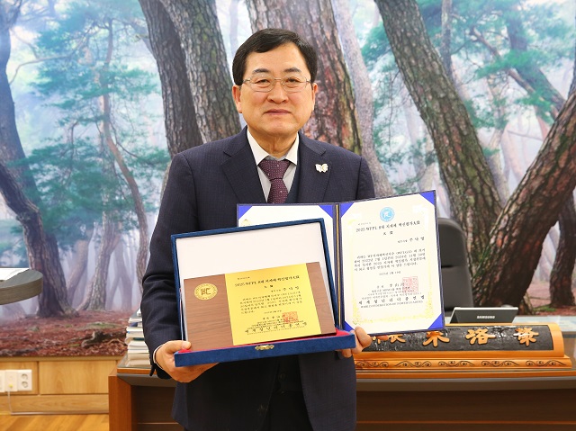 ▲ 주낙영 시장이 20일 시장실에서 WFPL 8대 지자체 혁신평가 대상 후 기념 촬영을 하고 있다.ⓒ경주시