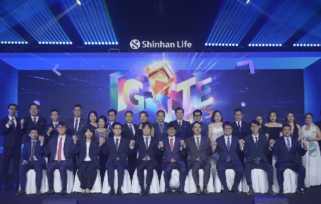 ▲ 지난 19일 베트남 호치민에서 열린 신한라이프 베트남법인 ‘FC채널 영업대상 시상식’에서 이영종 신한라이프 사장(앞줄 오른쪽에서 다섯 번째)과 배승준 베트남 법인장(앞줄 오른쪽에서 네 번째)이 수상자를 비롯한 관계자들과 기념 촬영을 하고 있다.ⓒ신한라이프