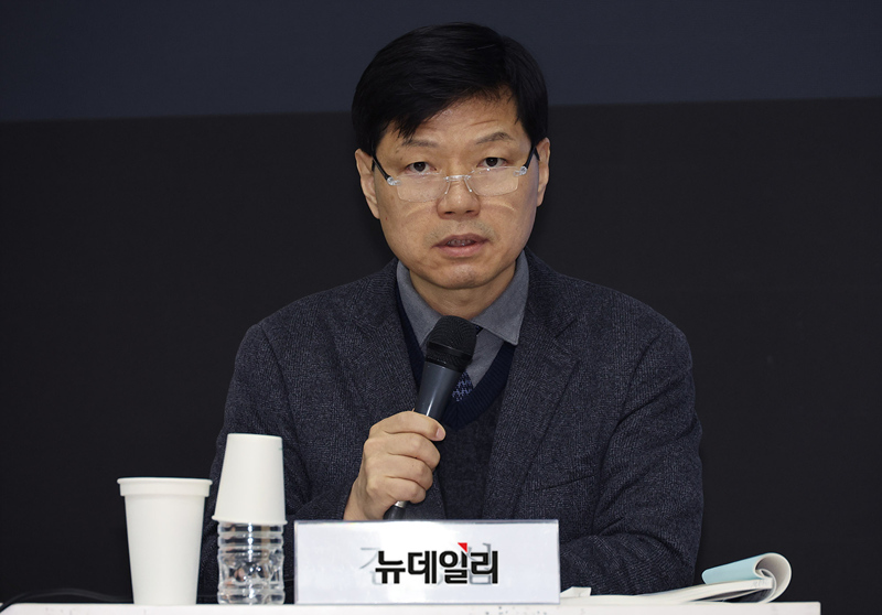 ▲ 김명섭 연세대 교수가 20일 오후 한국정치외교사학회(회장 이철순)와 서울대 사회과학연구원(원장 안도경)이 서울대 아시아연구소 삼익홀에서 '해방전후사의 국제정치사적 재조명'을 주제로 개최한 연례학술회의에서 발표하고 있다. ⓒ정상윤 기자