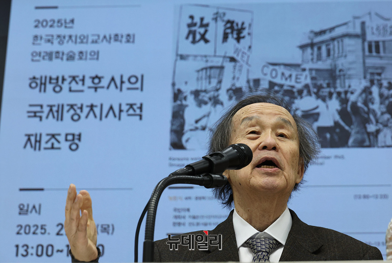 ▲ 동아일보 회장과 청와대 대변인을 지낸 김학준 단국대 석좌교수가 20일 오후 한국정치외교사학회(회장 이철순)와 서울대 사회과학연구원(원장 안도경)이 서울대 아시아연구소 삼익홀에서 '해방전후사의 국제정치사적 재조명'을 주제로 개최한 연례학술회의에서 발표하고 있다. ⓒ정상윤 기자