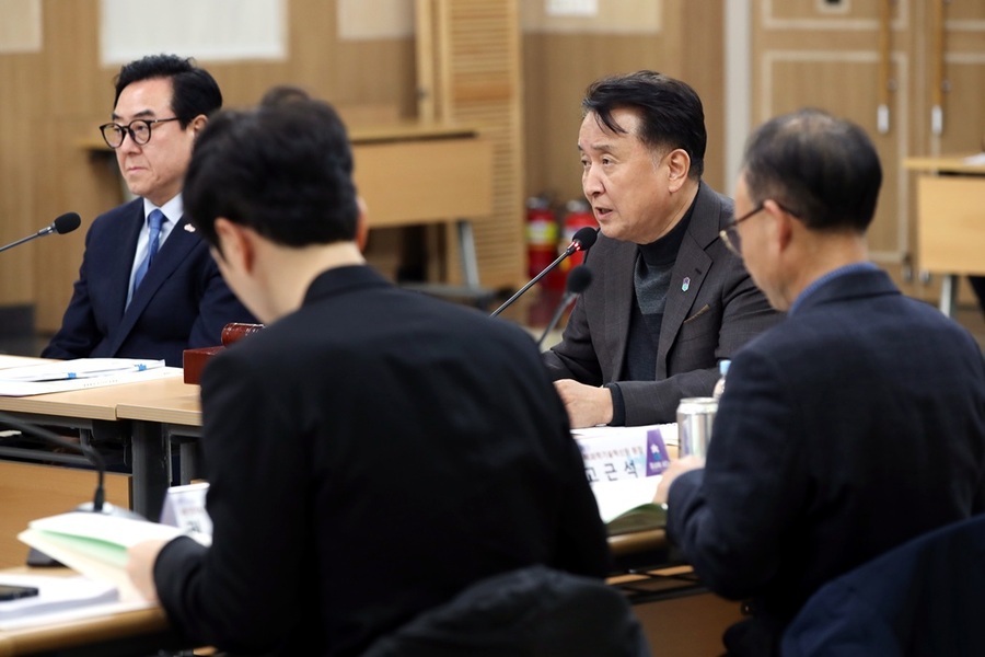 ▲ 충북도는 20일 도청 대회의실에서 김영환 지사와 고창섭 충북대 총장을 비롯하여 17명의 위원이 참석한 가운데 충청북도 RISE 2차 위원회를 개최했다.ⓒ충북도