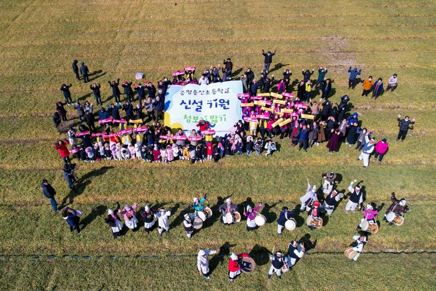 ▲ 이재영 군수를 비롯한 송산초신설범군민추진위원회, 지역 초등학생 등 100여 명이 보리밟기를 하며 송산초등학교 신설을 기원했다.
ⓒ증평군