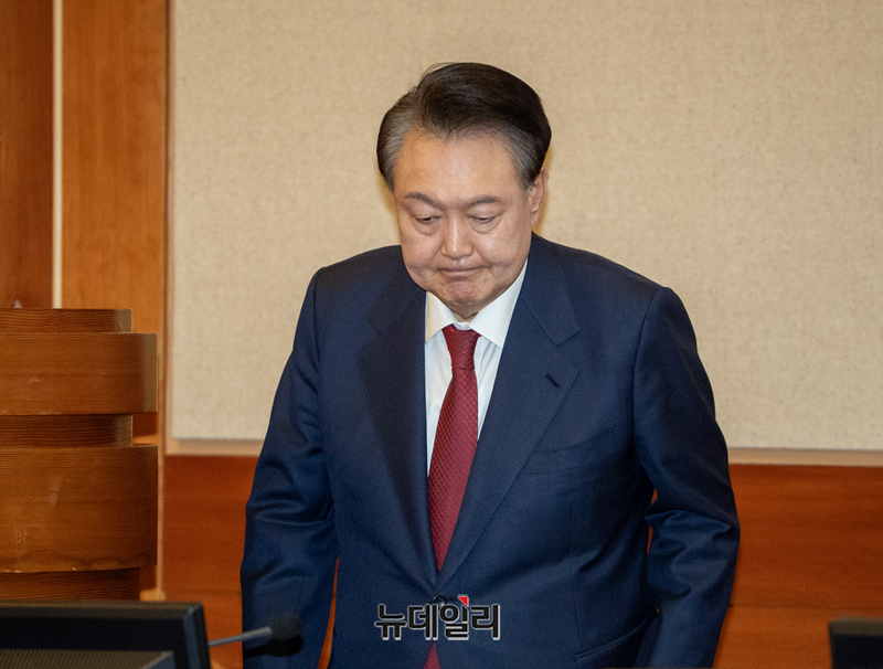 ▲ 윤석열 대통령이 20일 오후 서울 종로구 헌법재판소 대심판정에서 열린 탄핵심판 10차 변론에 참석해 변호인과 대화를 나누고 있다. (사진=공동취재단)