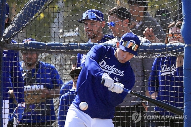 ▲ 미국프로야구 메이저리그(MLB) 첫 시즌을 준비하는 로스앤젤레스 다저스 김혜성이 19일(현지시간) 다저스 스프링캠프가 열리고 있는 미국 애리조나주 글렌데일 캐멀백 랜치에서 타격 훈련하고 있다. 2025.2.20ⓒ연합뉴스 제공.