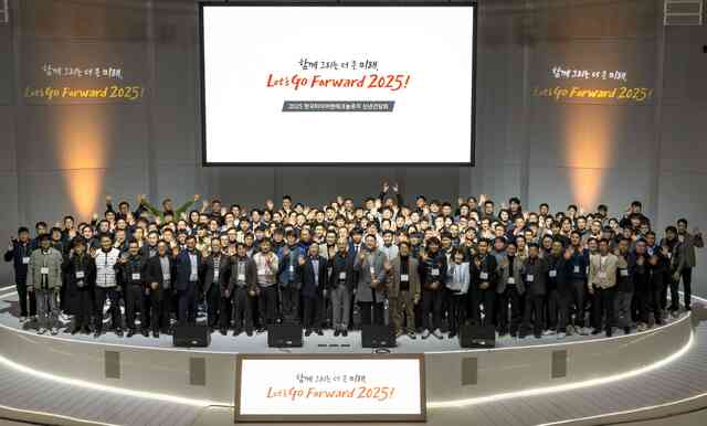 ▲ 한국타이어앤테크놀로지 이상훈 사장(가운데)과 딜러사 관계자들이 신년 간담회 개최 기념 촬영을 하고 있다. ⓒ한국타이어