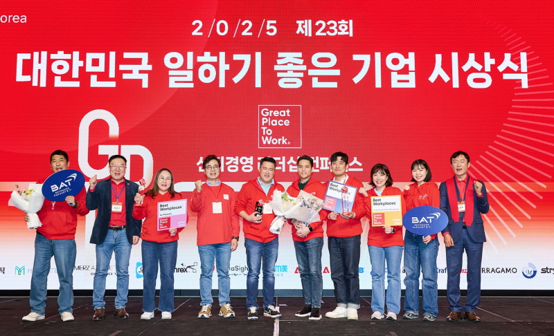 ▲ ‘2025 대한민국 일하기 좋은 기업’ 시상식에서  송영재 대표(좌측에서 5번째) 등 BAT로스만스 임직원들이 기념사진을 촬영하고 있다.ⓒBAT로스만스