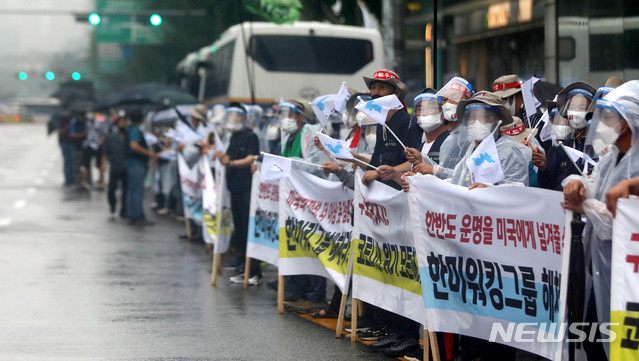 ▲ 전국민주노동조합총연맹(민노총) 노조원들이 2020년 8월 15일 오후 서울 종로구 보신각에서 ' 8·15 노동자대회 성사 선포 기자회견'을 열고 한미워킹그룹해체, 한미연합군사훈련중단, 남북합의이행 등을 촉구하는 집회를 하고 있다. 북한의 지령이 있고 10여 일 만이다. ⓒ뉴시스