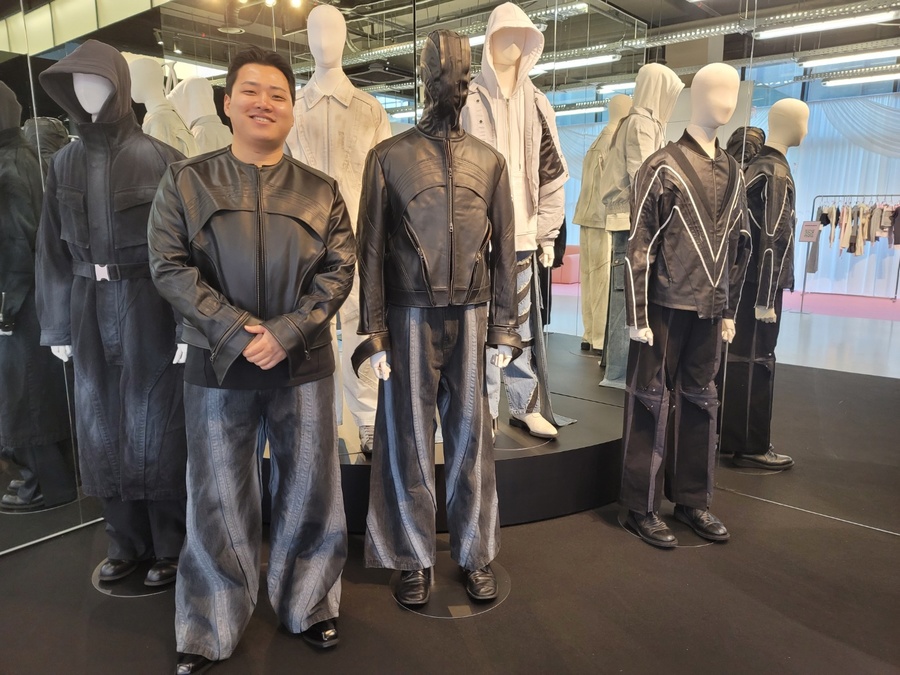 ▲ 서울 성수동 무신사 테라스 성수에서 열린 '무신사 MNFS 파이널 팝업스토어'에서 유강 브랜드의 유강현 디렉터가 자신의 컬렉션 앞에서 기념사진을 촬영하고 있다.ⓒ뉴데일리