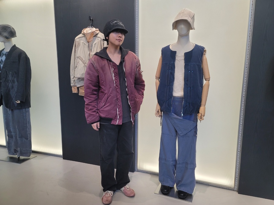 ▲ 랩폼 브랜드의 김영규 디렉터가 자신의 브랜드 앞에서 기념사진을 촬영하고 있다.ⓒ뉴데일리