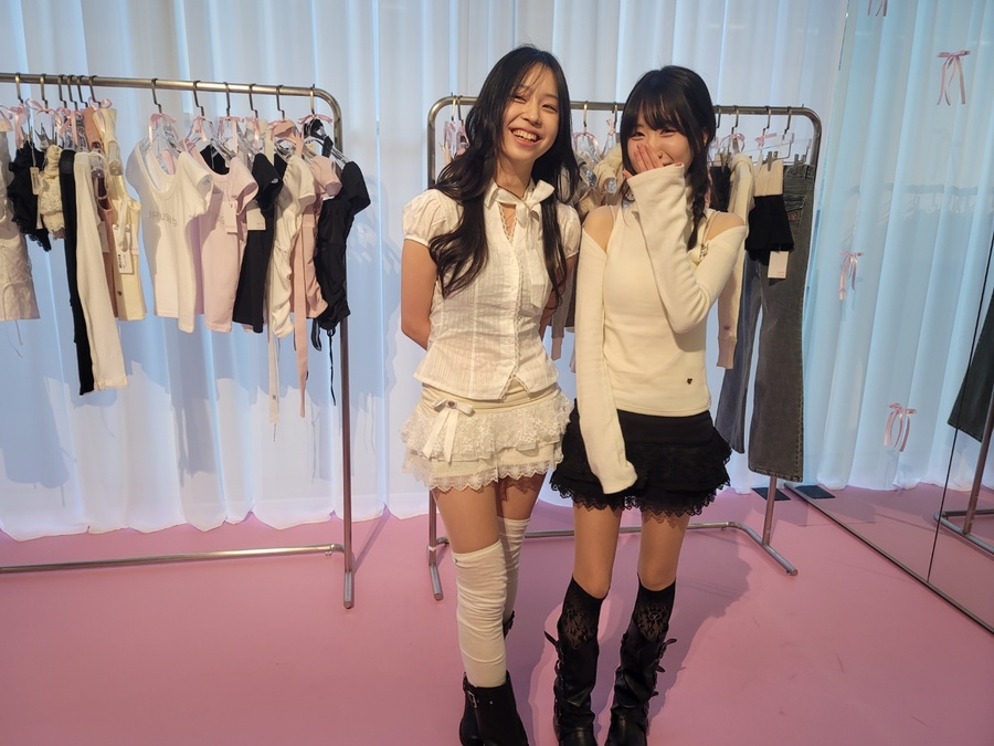 ▲ 포어링 브랜드를 론칭한 나예원, 장채연(23) 디렉터는 자신의 브랜드 앞에서 포즈를 취하고 있다.ⓒ뉴데일리