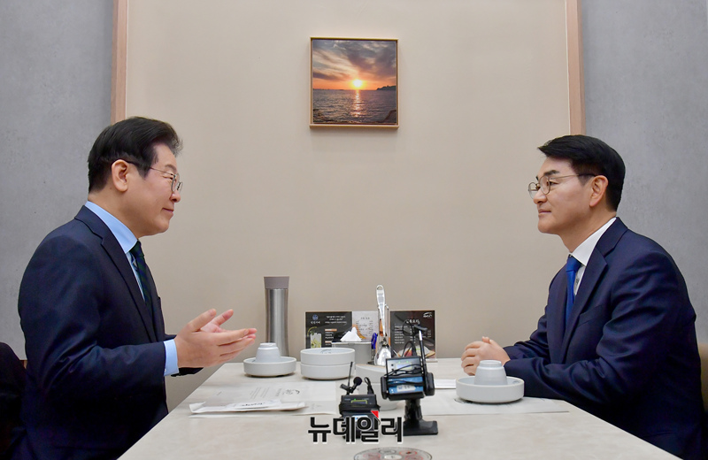 ▲ 이재명 더불어민주당 대표와 박용진 전 의원이 21일 서울 여의도의 한 식당에서 만나 대화를 나누고 있다. ⓒ이종현 기자