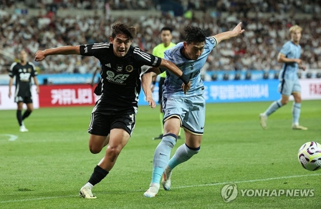 ▲ 서울월드컵경기장에서 열린 2024 쿠팡플레이시리즈 토트넘 홋스퍼 FC와 팀 K리그의 경기에서 윤도영(좌)과 손흥민일 볼 다툼을 하고 있다. 240731 ⓒ연합뉴스