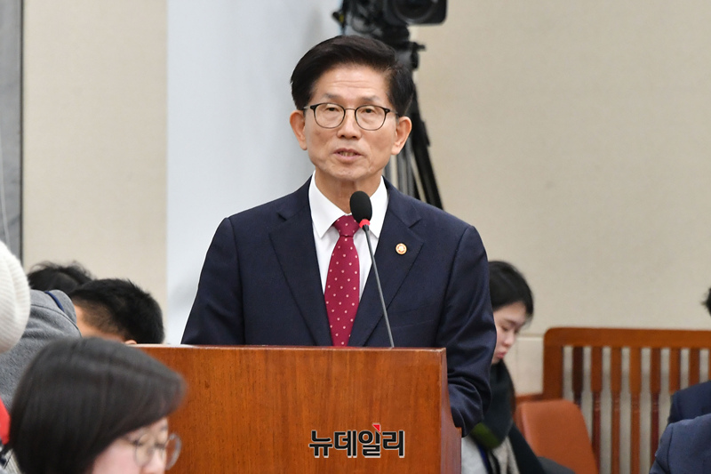 ▲ 김문수 고용노동부 장관이 지난 20일 국회에서 열린 환경노동위원회 전체회의에 출석해 업무보고를 하고 있다. ⓒ이종현 기자