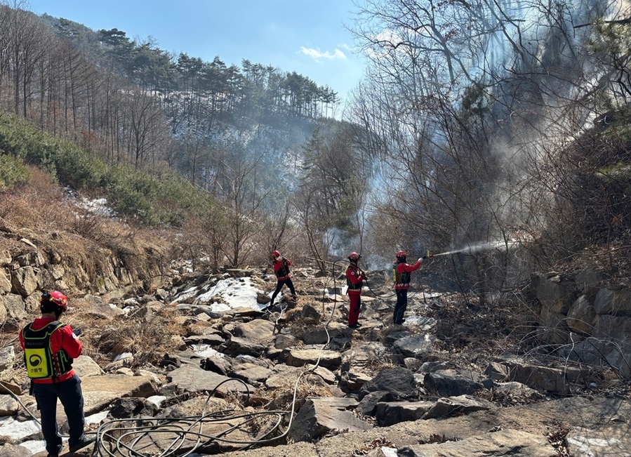 ▲ 산림청 중앙산불방지대책본부는 21일 충북도 단양군 영춘면 상리 산 40-1 일원서 11시 25분에 발생한 산불을 3시간 5분만에 진화 완료했다.ⓒ산림청