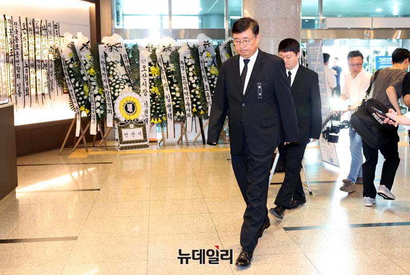 ▲ 박순관 아리셀 대표가 경기 화성시청에서 열린 '아리셀 중대재해 참사 대책위원회'와 첫 교섭을 위해 입장하고 있다. (경기 화성=정상윤 기자)