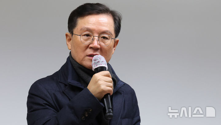 ▲ 윤석열 대통령 측 윤갑근 변호사가 21일 오후 서울 강남구 스페이스쉐어 강남역센터에서 '고위공직자범죄수사처(공수처)의 서울중앙지방법원 영장 기각'과 관련해 긴급기자회견을 하고 있다. ⓒ뉴시스