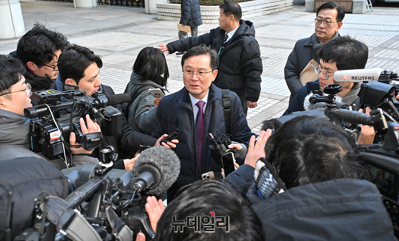 ▲ 윤석열 대통령 측 변호인 윤갑근 변호사가 20일 오전 서울 서초구 서울중앙지법에서 열린 윤 대통령 형사재판 공판준비기일 및 구속 취소 청구 심문에 출석하며 취재진의 질의에 답변하고 있다. (사진=공동취재단)