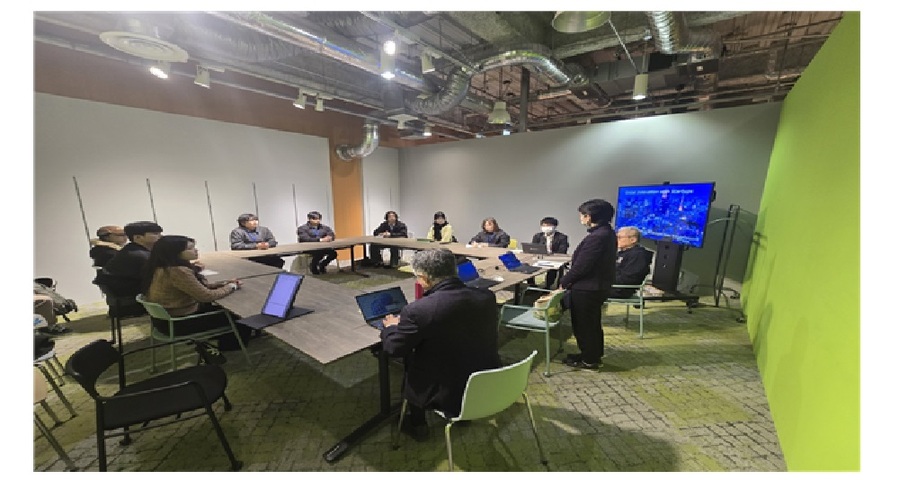 ▲ 도쿄 도청 스타트업 육성 담당 공무원과 함께 한국과 일본의 양국간 창업 트렌드와 적용점에 대해 활발한 토의를 진행하고 있다.ⓒ충북도