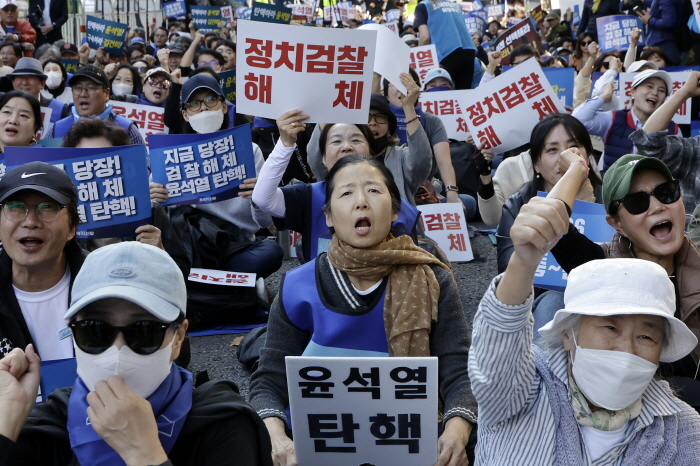 ▲ 2024년 10월 26일 서울 서초역 인근에서 열린 조국혁신당의 '검찰해체·윤석열 대통령 탄핵 선언대회' 집회에서 참석자들이 구호를 외치고 있다. ⓒ뉴시스