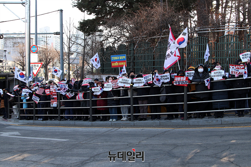 ▲ 21일 고려대 탄핵 반대 시국선언 현장에 일반 시민과 유튜버들이 모여있다. ⓒ서성진 기자