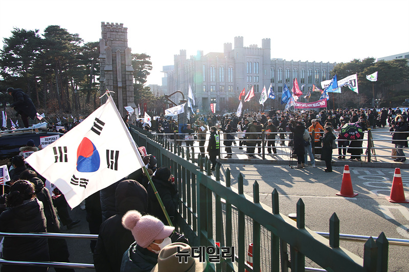 ▲ 21일 오후 서울 성북구 고려대학교 정문 앞에서 탄핵 반대 시국선언이 진행되는 가운데 같은 시각 중앙광장에서는 대진연 등이 탄핵 찬성 맞불집회를 열며 대립했다. ⓒ서성진 기자
