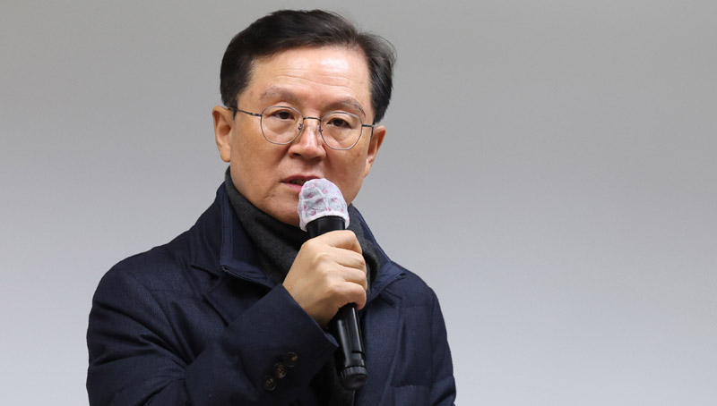 ▲ 윤석열 대통령 측 윤갑근 변호사가 21일 오후 서울 강남구 스페이스쉐어 강남역센터에서 '고위공직자범죄수사처의 서울중앙지방법원 영장 기각'과 관련해 긴급기자회견을 하고 있다. ⓒ뉴시스