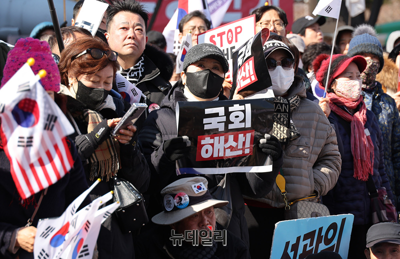 ▲ 22일 오후 2시 대전시청 앞 광장에서 대통령 탄핵 기각을 촉구하는 '세이브코리아' 집회가 열렸다. ⓒ대전=정상윤 기자