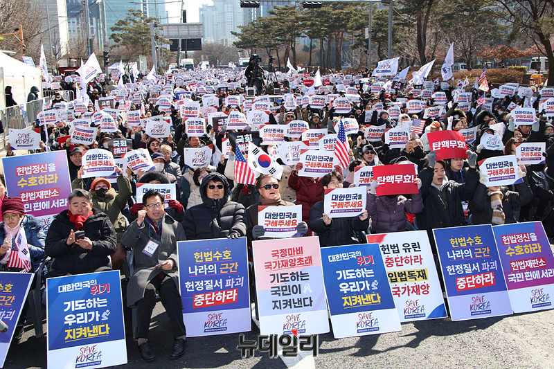 ▲ 윤석열 대통령 탄핵을 반대하는 세이브코리아 국가비상기도회가 22일 오후 서울 여의도 국회의사당 앞에서 열렸다. ⓒ서성진 기자