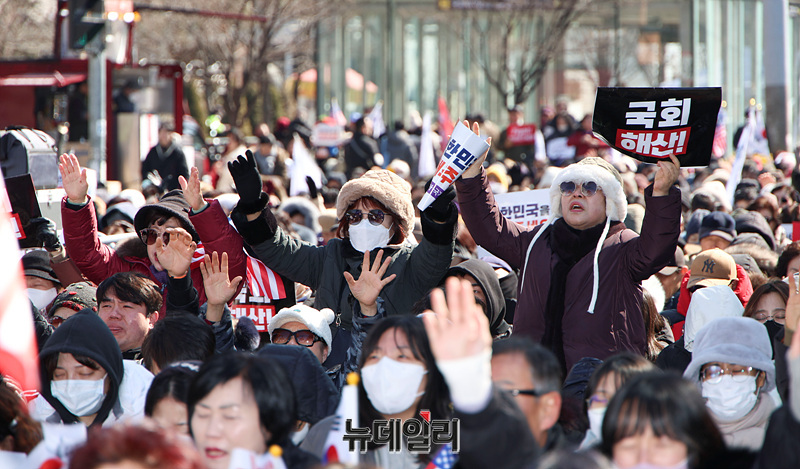 ▲ 윤석열 대통령 탄핵을 반대하는 세이브코리아 국가비상기도회가 22일 오후 서울 여의도 국회의사당 앞에서 열렸다. ⓒ서성진 기자