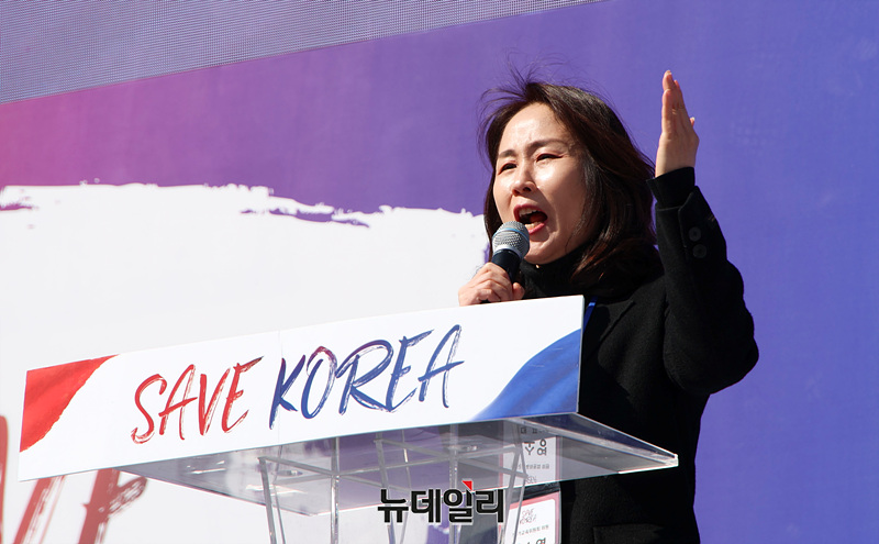 ▲ 박소영 국민수사대 대표가 22일 오후 서울 여의도 국회의사당 앞에서 열린 윤석열 대통령 탄핵을 반대하는 세이브코리아 국가비상기도회에서 발언하고 있다. ⓒ서성진 기자