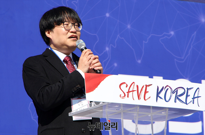 ▲ 윤서인 작가가 22일 오후 서울 여의도 국회의사당 앞에서 열린 윤석열 대통령 탄핵을 반대하는 세이브코리아 국가비상기도회에서 발언하고 있다. ⓒ서성진 기자