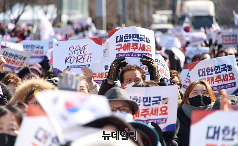 ▲ 윤석열 대통령 탄핵을 반대하는 세이브코리아 국가비상기도회가 22일 오후 서울 여의도 국회의사당 앞에서 열렸다. ⓒ서성진 기자