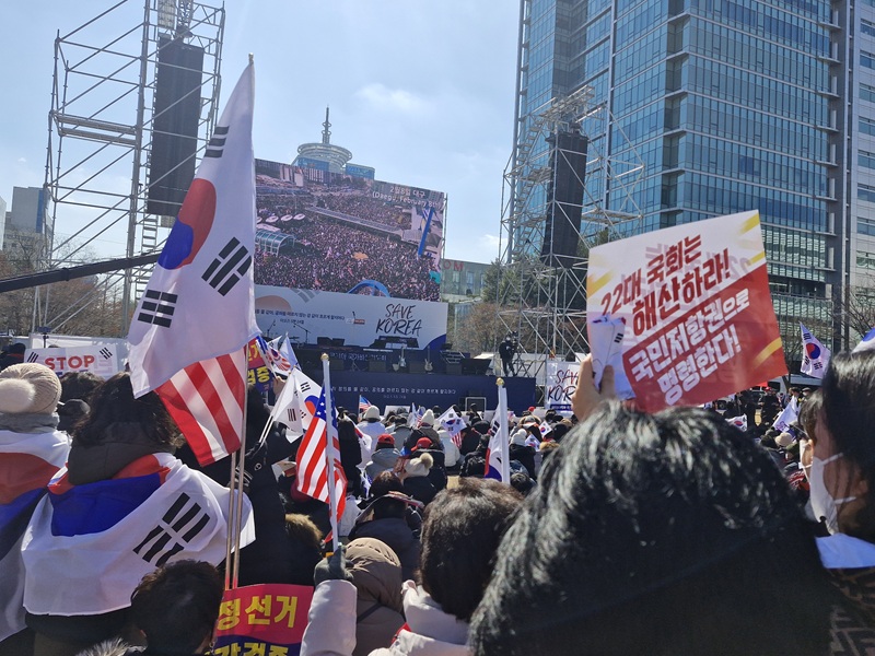 ▲ 22일 오후 2시 대전시청 앞 광장에서 대통령 탄핵 기각을 촉구하는 '세이브코리아' 집회가 열렸다. ⓒ대전=조문정 기자