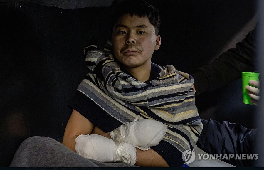 ▲ 우크라이나군에 생포된 북한군. 볼로디미르 젤렌스키 우크라이나 대통령은 1월 11일(현지시각) 우크라이나군이 러시아 서부 쿠르스크 지역에서 북한 군인 2명을 생포했다고 밝혔다. ⓒ연합뉴스