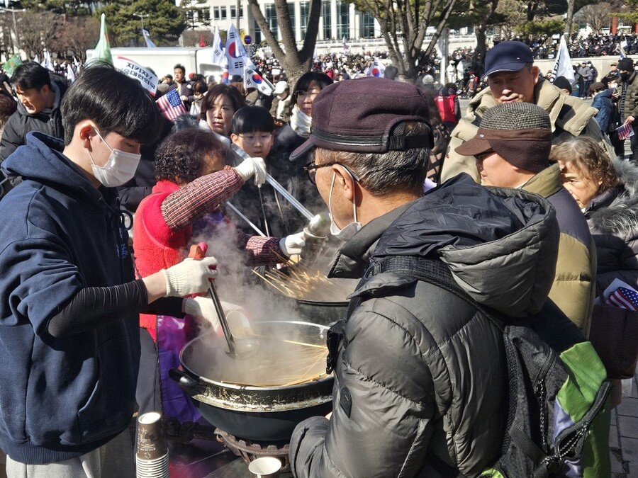 ▲ 이날 집회 현장에는 시민들이 제공한 어묵 코너도 등장해 눈길을 끌었다. ⓒ박서아 기자