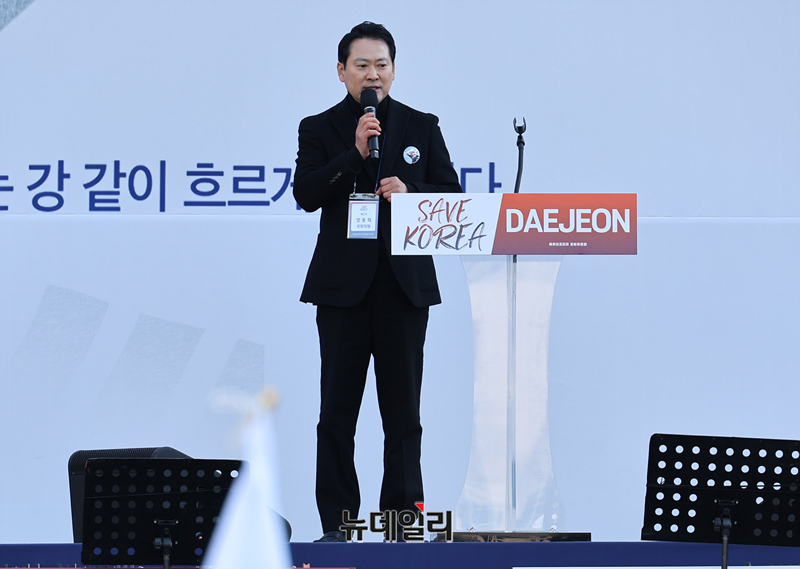 ▲ 장동혁 국민의힘 의원이 22일 오후 대전시청 남문광장에서 열린 윤석열 대통령 탄핵반대 '세이브코리아(Save Korea) 국가비상기도회'에서 발언하고 있다. ⓒ정상윤 기자