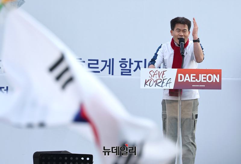 ▲ 한국사 '1타 강사'인 전한길 씨가 22일 대전시 서구 대전시청 남문광장에서 열린 '세이브코리아 국가비상기도회'에서 강연하고 있다. ⓒ정상윤 기자