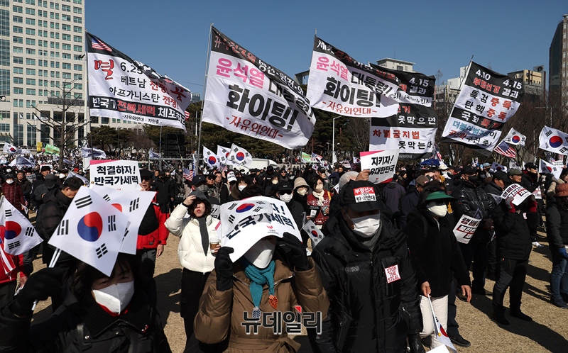 ▲ 22일 대전시 서구 대전시청 남문광장에서 열린 '세이브코리아 국가비상기도회'에 참석한 시민들의 모습. 주최 측에 따르면 이날 대전 집회에는 20만 명이 운집했다. ⓒ정상윤 기자