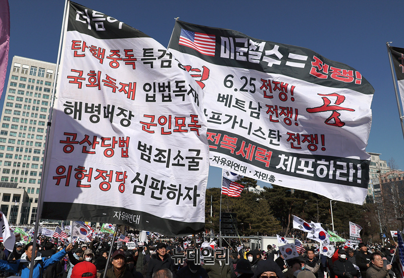 ▲ 22일 대전시 서구 대전시청 남문광장에서 열린 '세이브코리아 국가비상기도회'에 참석한 시민들의 모습. 주최 측에 따르면 이날 대전 집회에는 20만 명이 운집했다. ⓒ정상윤 기자