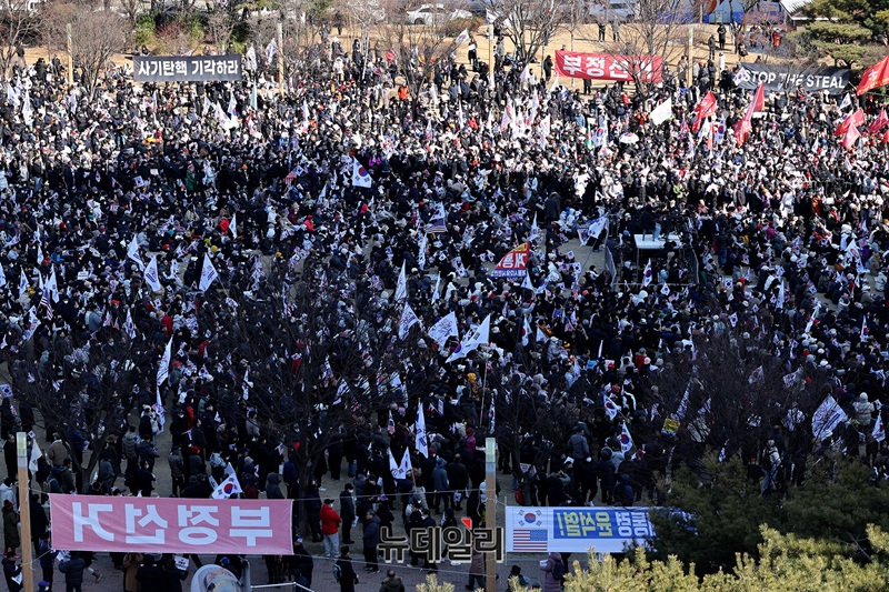 ▲ 22일 대전시 서구 대전시청 남문광장에서 열린 '세이브코리아 국가비상기도회'에 참석한 시민들의 모습. 주최 측에 따르면 이날 대전 집회에는 20만 명이 운집했다. ⓒ정상윤 기자