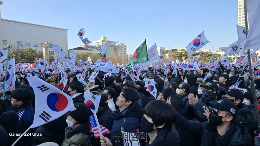▲ 대전 서구 보라매공원에서 윤석열 대통령 탄핵 반대 집회에 많은 청년들이 태극기를 흔들고 있다.ⓒ뉴데일리