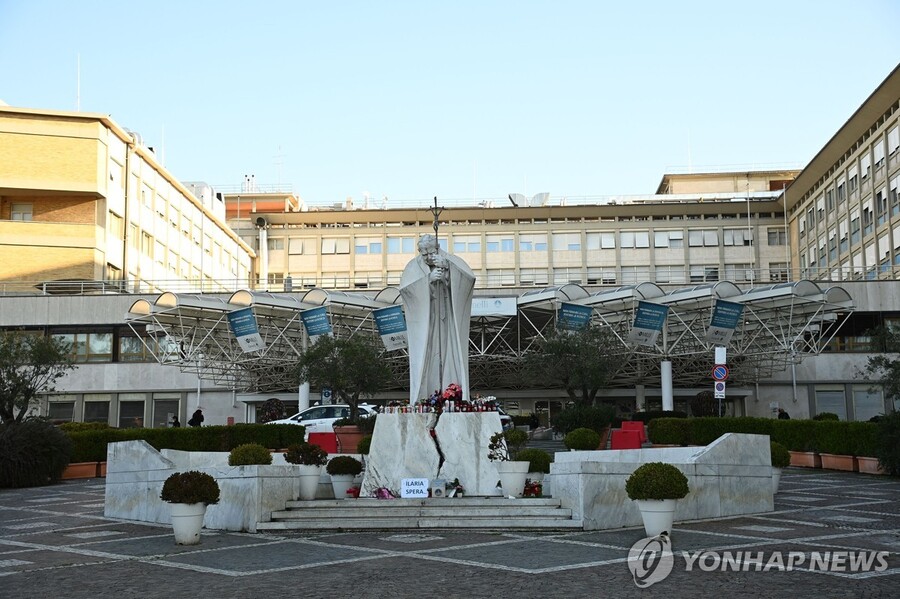 ▲ 프란치스코 교황이 입원 중인 이탈리아 로마의 제멜리 병원. ⓒAFP 연합뉴스