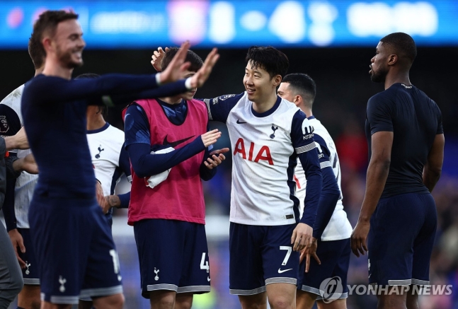 ▲ 입스위치전에서 동료들과 기쁨을 나누는 손흥민.[AFP=연합뉴스]ⓒ연합뉴스 제공.