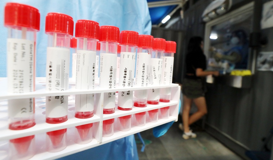 ▲ 코로나19 BA.5 변이 검출률이 전체의 절반 이상을 차지하면서 우세종화가 현실화 됐다. 19일 오후 서울 용산구보건소 선별진료소에서 의료진이 코로나19 검체를 옮기고 있다. 2022.07.19. ⓒ뉴시스