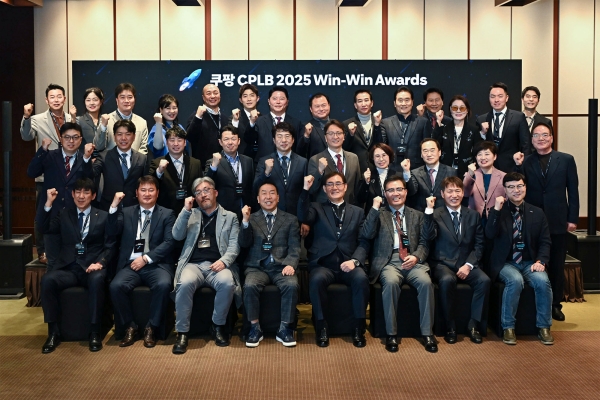 ▲ 21일 그랜드 하얏트에서 열린 '쿠팡 CPLB Win-Win Awards'에서 중소협력업체 대표들이 기념촬영을 하고 있다. (두 번째 줄 오른쪽부터 5번째 박대준 쿠팡 대표, 6번째 전경수 씨피엘비 대표)ⓒ쿠팡