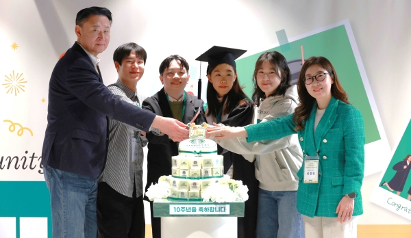 ▲ 스타벅스 손정현 대표이사(왼쪽 첫 번째), 초록우산 신정원 본부장(오른쪽 첫 번째)이 기념사진을 촬영하고 있다.ⓒ스타벅스 코리아