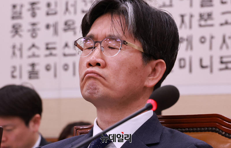 ▲ 오동운 고위공직자범죄수사처장이 12일 오전 국회에서 열린 법제사법위원회 전체회의에서 눈을 감고 생각에 잠겨 있다. ⓒ이종현 기자