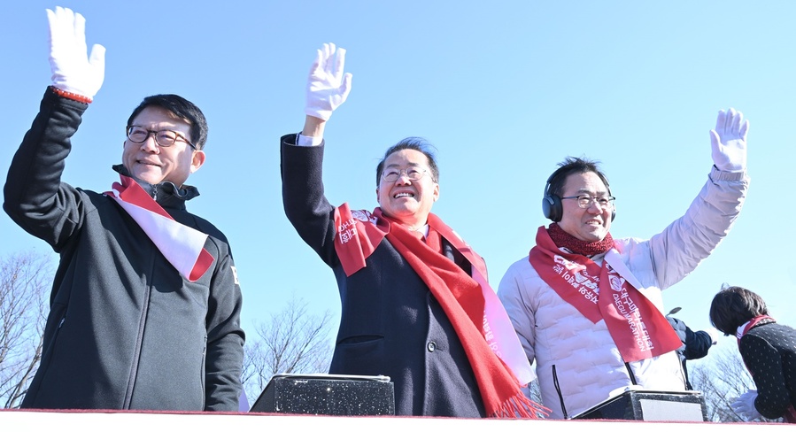 ▲ 홍준표 시장(중간)과 주호영 국회 부의장(오른쪽)이 마라톤 대회에서 참가들에게 손을 들어 인사하고 있다.ⓒ대구시