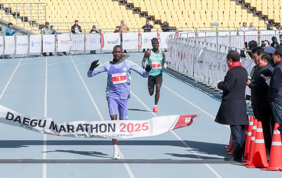 ▲ 탄자니아의 게브리엘 제럴드 게이 선수가 ‘2025 대구마라톤대회’ 남자 엘리트 부문에서 우승을 차지했다.ⓒ대구시